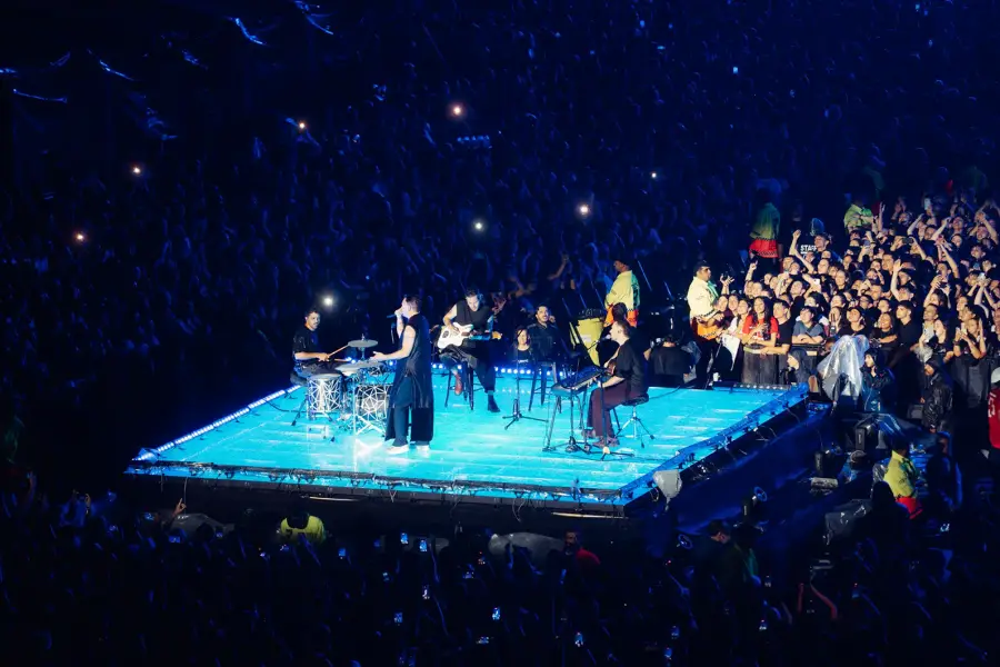 ESCENARIO. La banda y una interesante puesta en escena en Vélez.