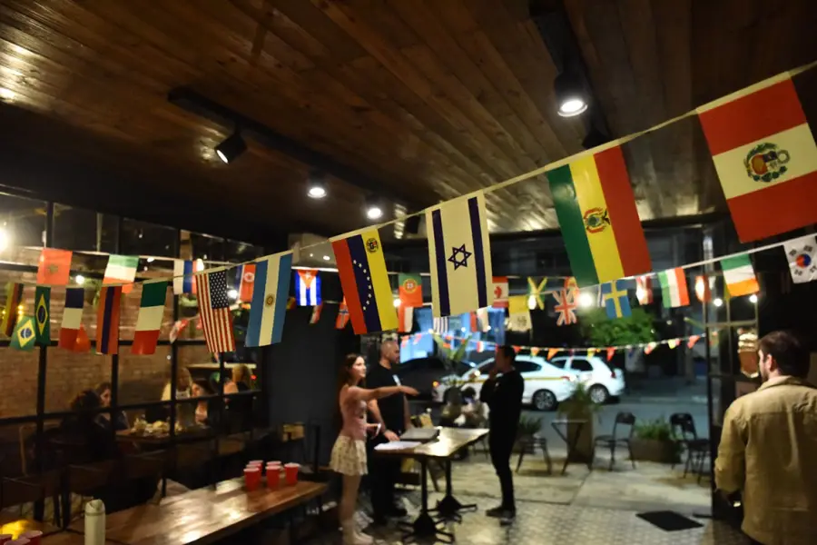 MUNDOLINGO. Conversaciones cruzadas, acentos diversos y un mismo objetivo: comunicarse.