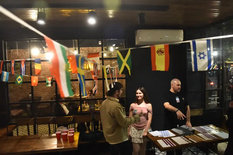 MUNDOLINGO. Conversaciones cruzadas, acentos diversos y un mismo objetivo: comunicarse.