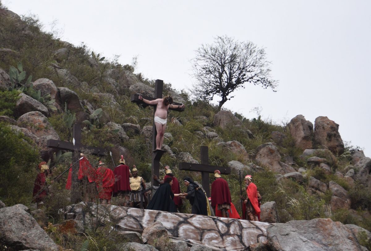VIERNES SANTO. En Tafí del Valle miles de tucumanos viven el vía crucis en comunidad. Foto archivo de La Gaceta