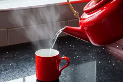 El mito del agua caliente para quemar grasa: qué beneficios reales tiene y cuáles son solo creencias populares