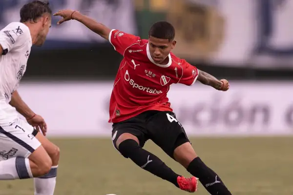 La historia de Facundo Valdez, el joven de El Colmenar que “pintaba para crack” y que la rompió en su debut en Independiente