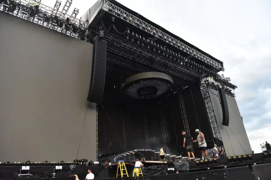 DETALLES. Auxiliares técnicos trabajaron ayer todo el día en el escenario.