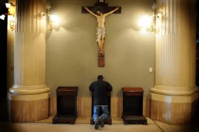 Alfombritas de iglesia y soldados en los atrios: así era la Semana Santa en el Tucumán del pasado