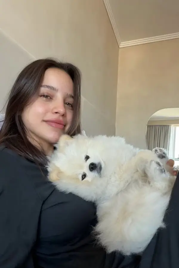 Emilia Mernes junto a su mascota Roma