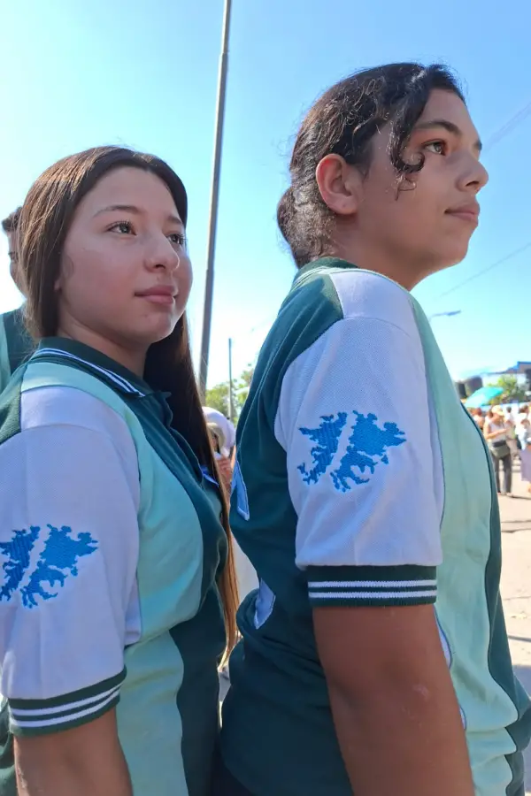 HILO Y AGUJA. Alumnas de quinto año de la escuela de Comercio Miguel Lillo, posan con sus remeras de egresadas. LA GACETA/ Foto de Ariane Armas