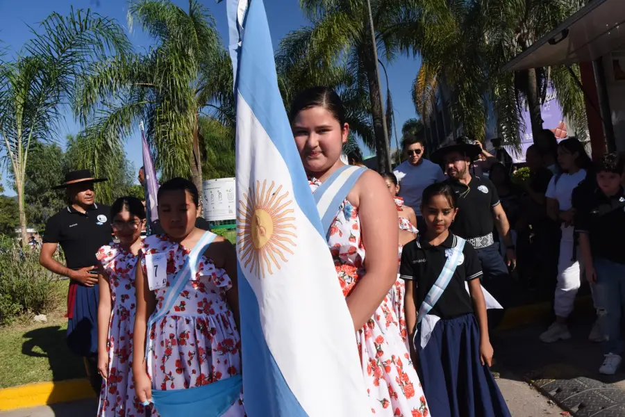 ABANDERADA. Francesca lleva la bandera de su agrupación folclórica. LA GACETA/ Foto de Analía Jaramillo