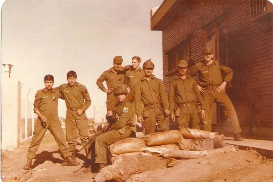 ARCHIVO. Gustavo Adolfo Arias (primero desde la izquierda) tuvo una participación activa en la Operación Rosario, en la recuperación de las Islas Malvinas de 02/04/1982