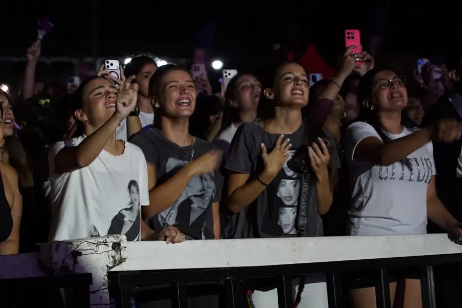 FANATISMO TOTAL. Jóvenes disfrutan del recital muy cerca del escenario. LA GACETA / FOTO DE NAZARENA ORTIZ