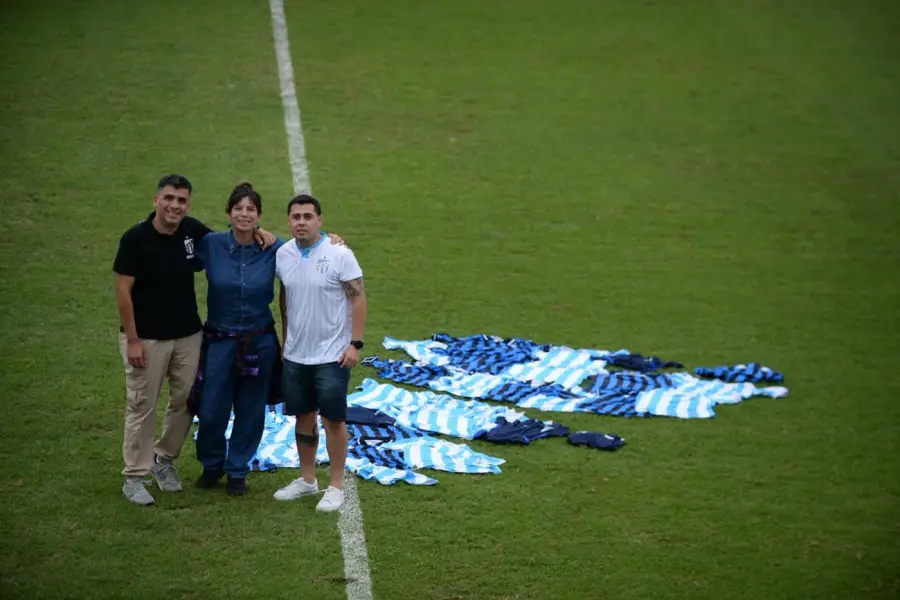 HAY EQUIPO. Rody, Guadalupe y Santiago posan junto a la intervención artística de Atlético.