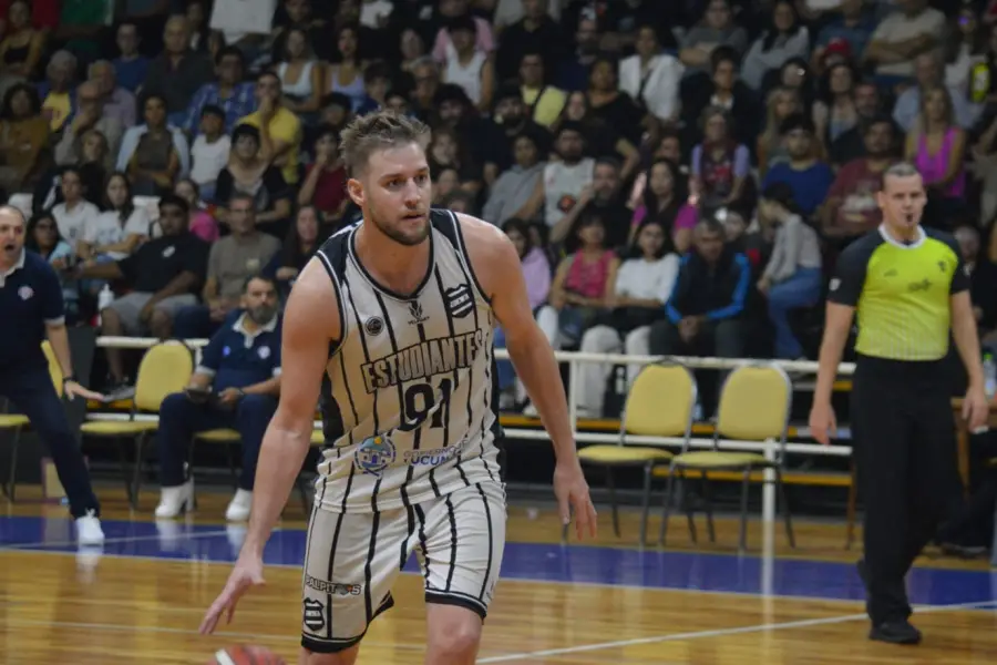 PUNTO ALTO. Javier Bollo fue el jugador más destacado de Estudiantes. Aportó 19 puntos.