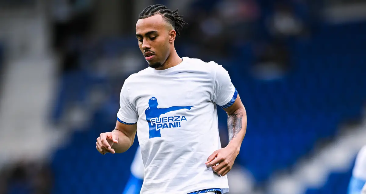 HOMENAJE A PANICHELLI. Los jugadores del Racing de Estrasburgo salieron a la cancha con una camiseta para homenajear al 9.