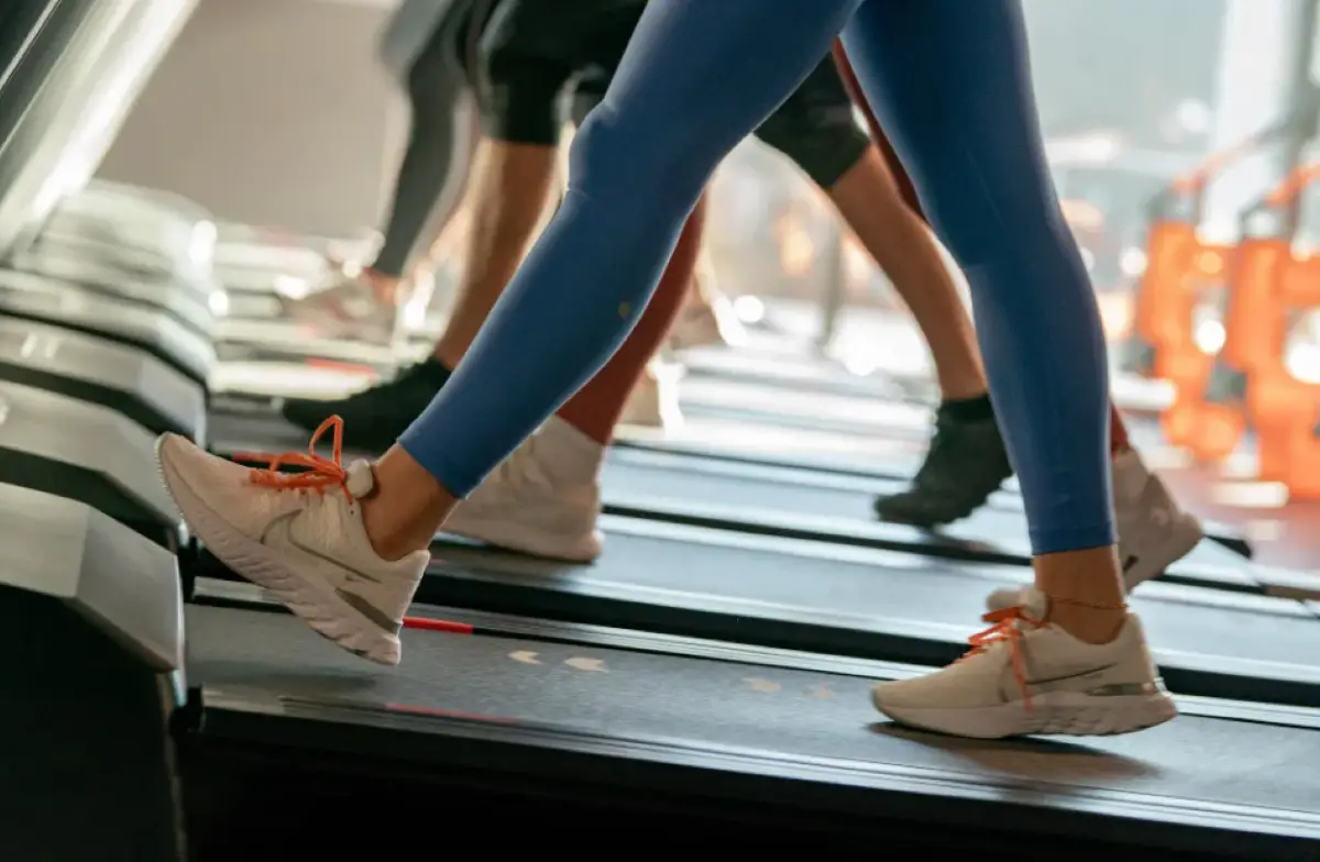 OPCIÓN. Las caminadoras de los gimnasios, entre sus funcionalidades, tienen la de inclinación.