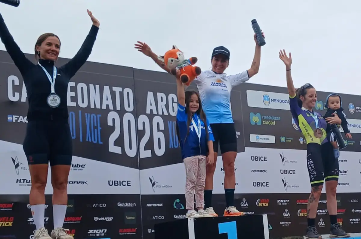 EN LO MÁS ALTO DEL PODIO. Leila Luque (centro) disfrutó del título junto a su hija Martina.