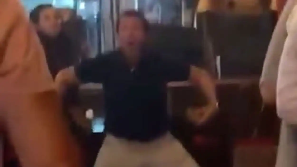 VIDEO. Mariano Páez habría repetido los gestos racistas que hizo su hija.