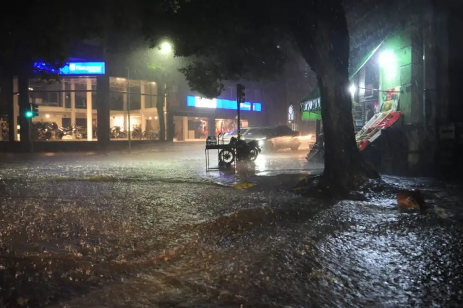 Tras una jornada de intenso calor, llegó un fuerte temporal con lluvia y viento a Tucumán