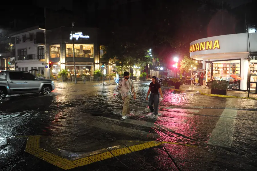 Tras una jornada de intenso calor, llegó un fuerte temporal con lluvia y viento a Tucumán