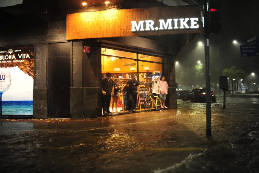 Tras una jornada de intenso calor, llegó un fuerte temporal con lluvia y viento a Tucumán