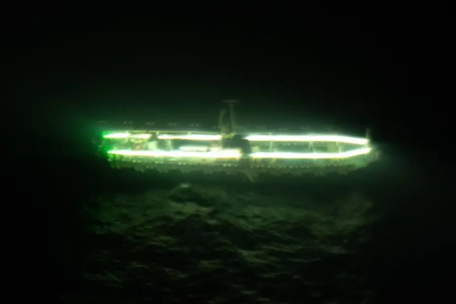 Las imágenes del Artemis revelan la masiva presencia de buques chinos pescando al borde del Mar Argentino