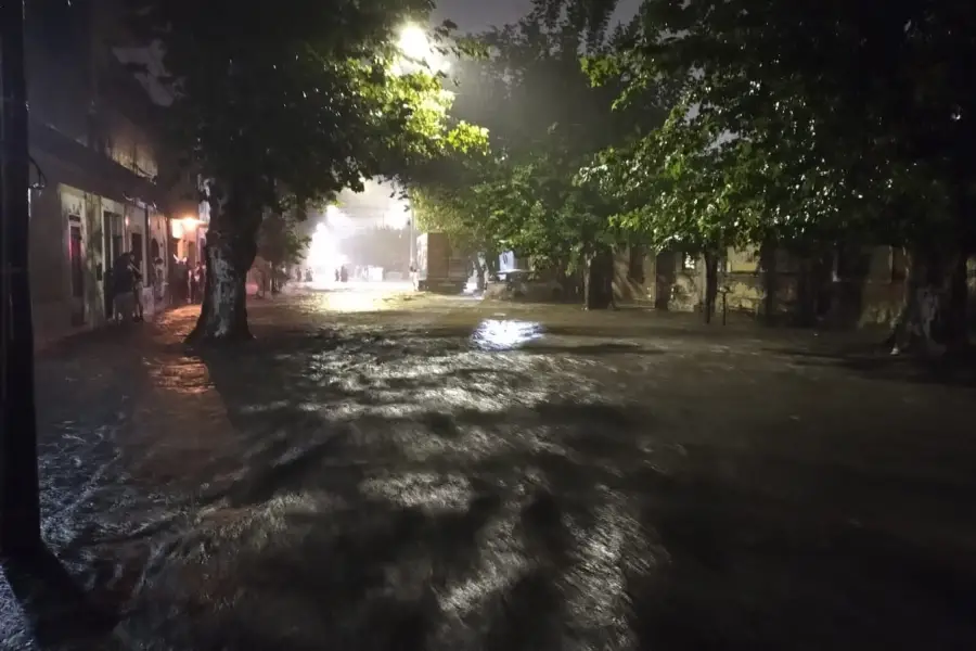 Tras una jornada de intenso calor, llegó un fuerte temporal con lluvia y viento a Tucumán