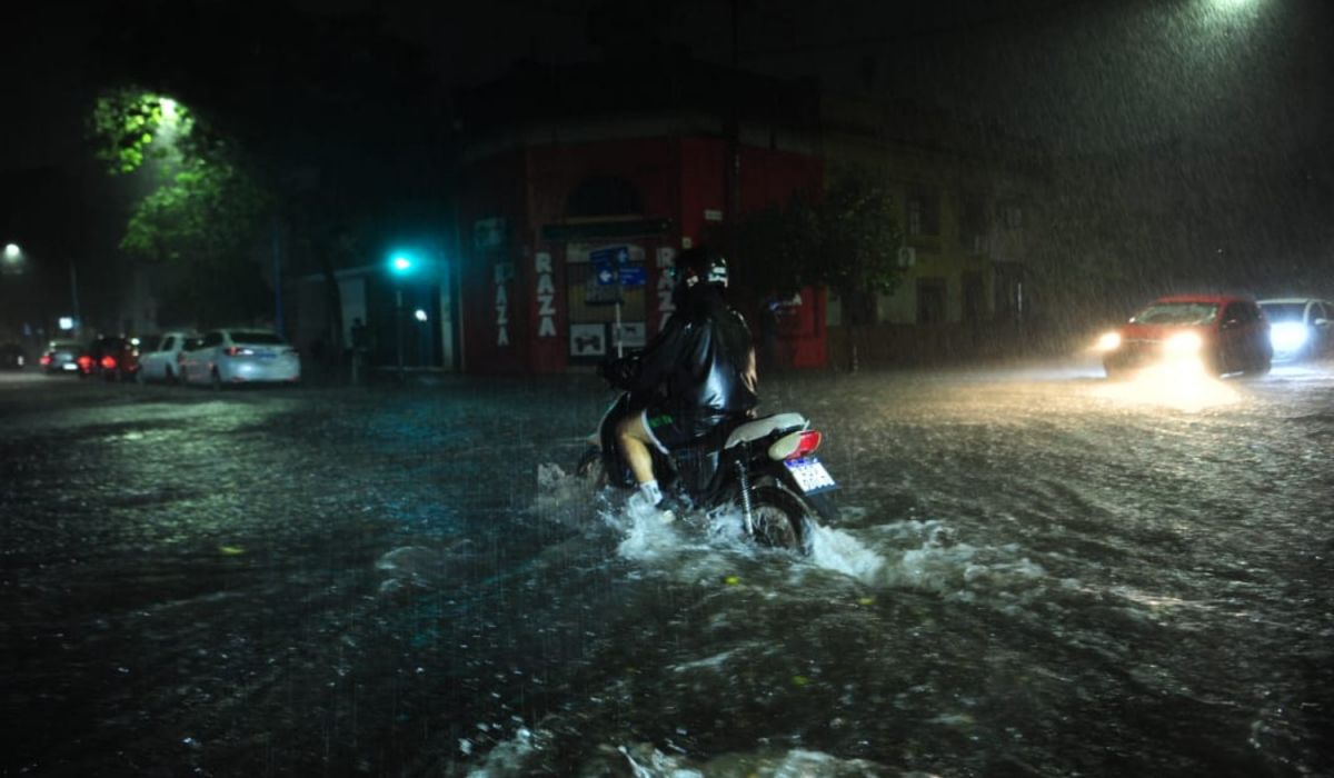 Tras una jornada intensa de calor, llegó un fuerte temporal con lluvia y viento a Tucumán