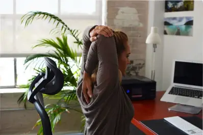 Rutina en la oficina: los ejercicios invisibles para ganar fuerza cuando falta tiempo