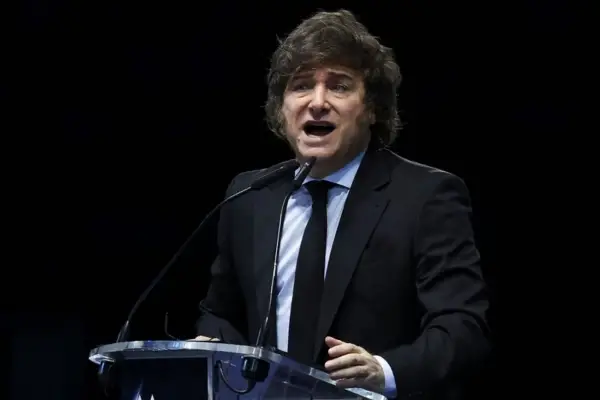 Milei blindó a Adorni ante el avance judicial y aseguró que la gente todavía no elige la dolarización