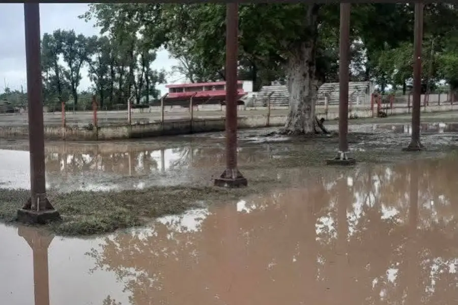 DESBORDADO. Desde afuera de las instalaciones del club, Santa Bárbara se observa visiblemente pasado por agua.