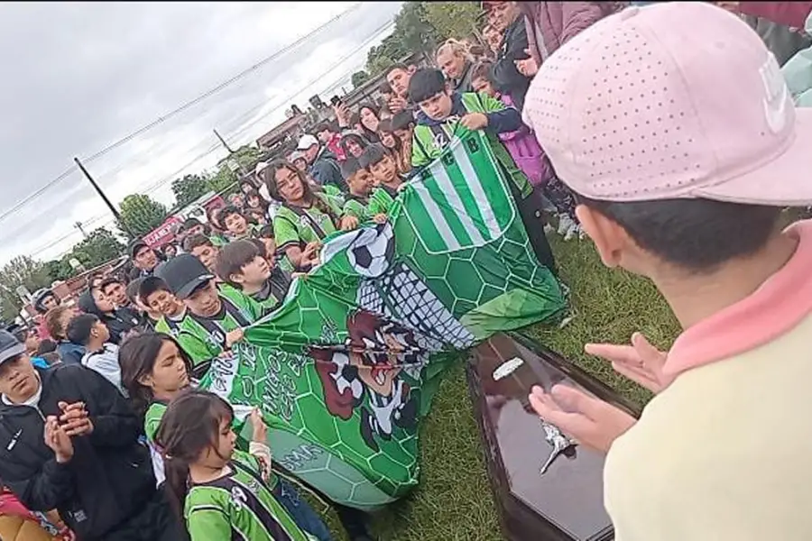 DESPEDIDA. Familiares, compañeros y vecinos despidieron a Lisandro.