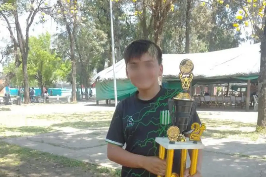 FELIZ. Lisandro y un trofeo de cuando jugaba al fútbol.