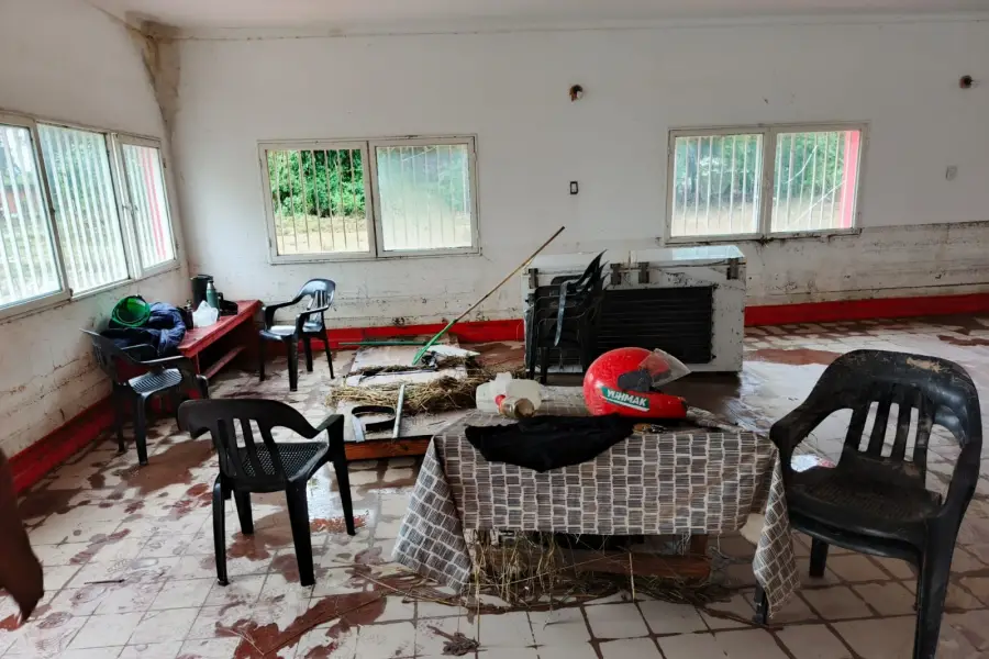 PÉRDIDAS. El interior del club también se vio afectado por el agua.