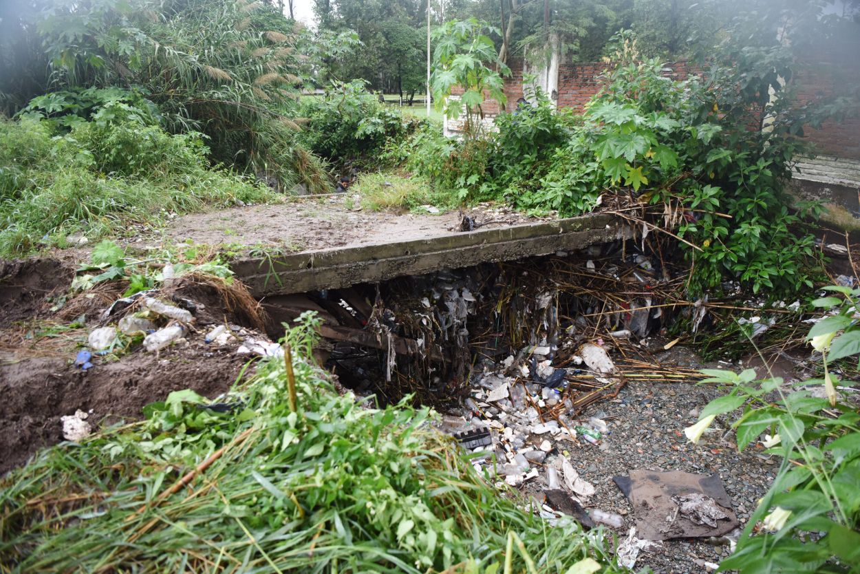 l canal donde se encontró el auto, después de más de 12 horas de estar desaparecidos. El vehículo en el que circulaban habría sido arrastrado al   menos unos 300 metros hasta el lugar donde finalmente fueron hallados.