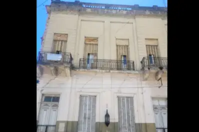 Está cortado el tránsito en Mendoza y Virgen de la Merced por caída de mampostería de un edificio