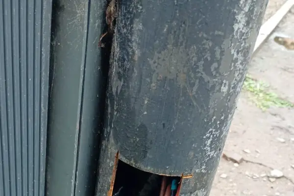 Vecinos de Barrio Norte, preocupados por un poste de luz en malas condiciones