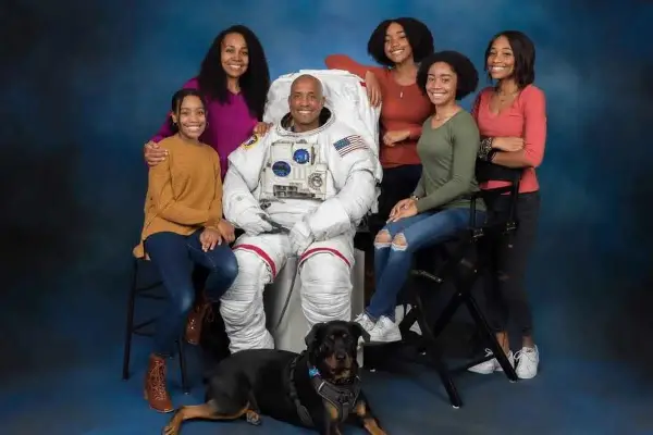 Amor en Artemis II: el astronauta Victor Glover supo que su esposa lo veía y le envió un tierno mensaje
