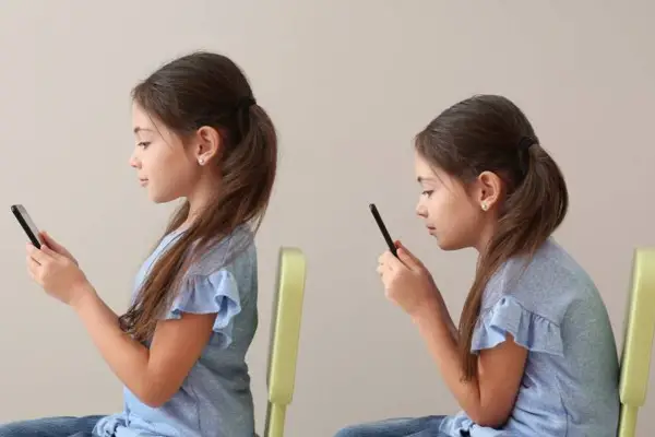 Cuello tecnológico: el enemigo silencioso que ya afecta a uno de cada cuatro jóvenes