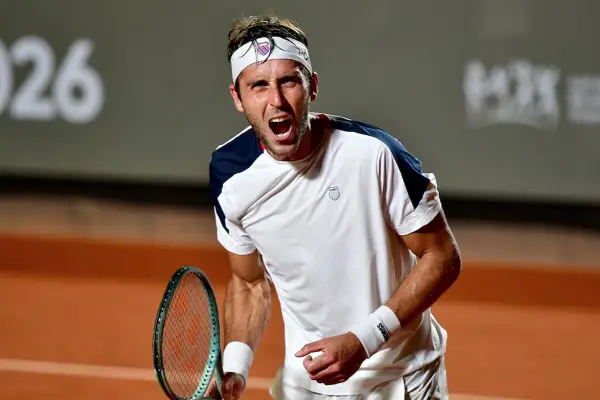 Etcheverry debutó con autoridad en Montecarlo y sigue en carrera