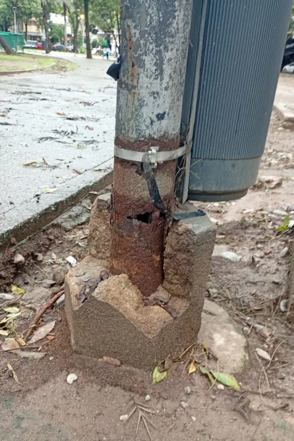 Vecinos de Barrio Norte, preocupados por un poste de luz en malas condiciones