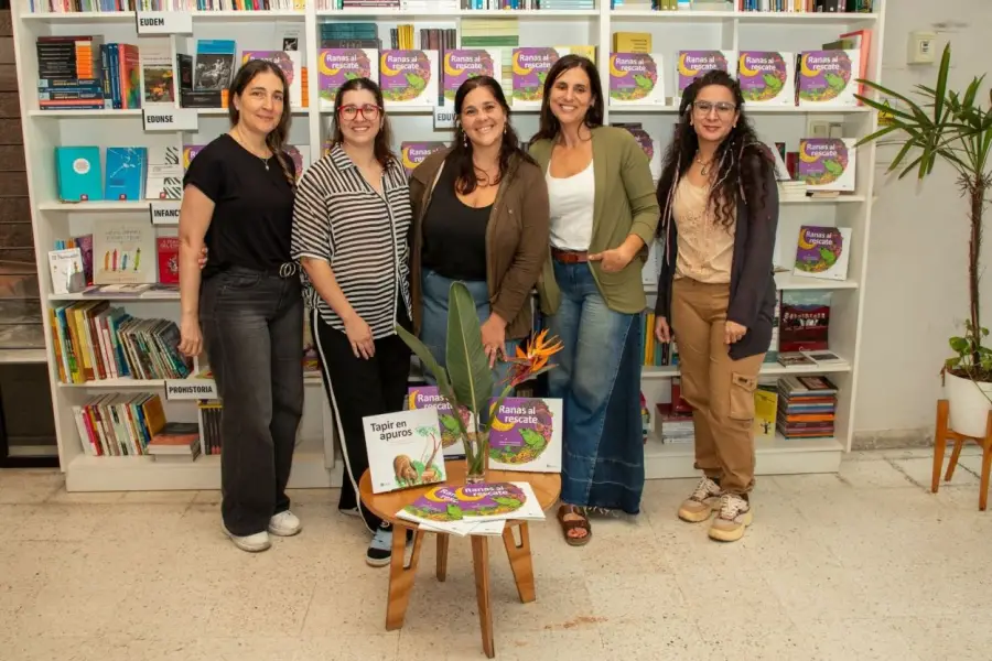 PARTE DEL EQUIPO CREATIVO. “Ranas al rescate” está disponible en la sede de la editorial universitaria (Crisóstomo Álvarez al 800).