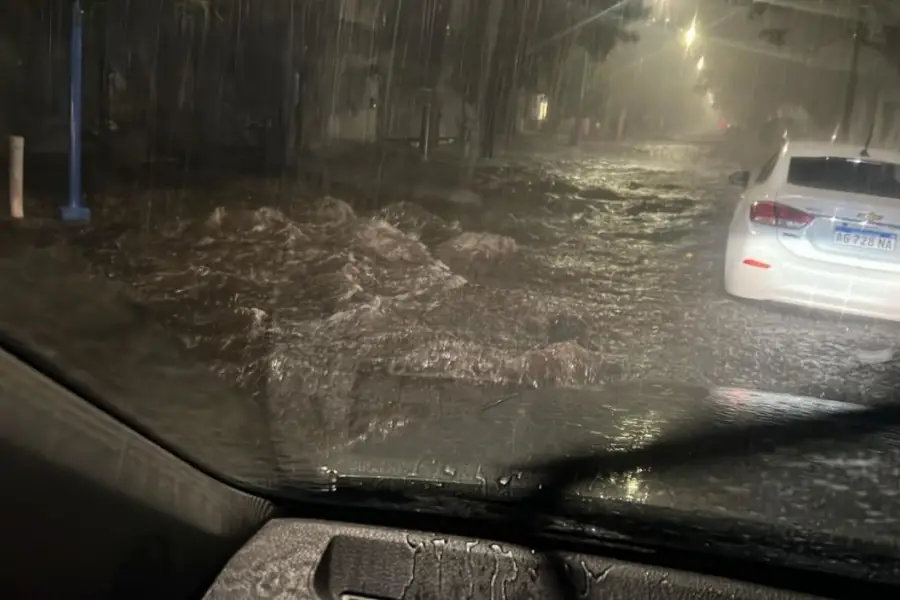 MAXIMO CUIDADO. El nivel del agua engaña: unos pocos centímetros pueden mover un vehículo.