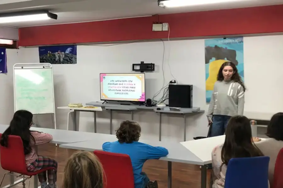 EN UNA CLASE. La joven coordina encuentros semanales donde chicos se acercan a la tecnología desde la práctica. / CATALINA GIANATTI