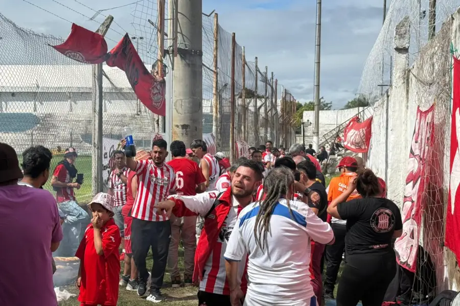 NO PODÍA FALTAR. La espera se hizo mucho más amena gracias a un asado en la cancha del 