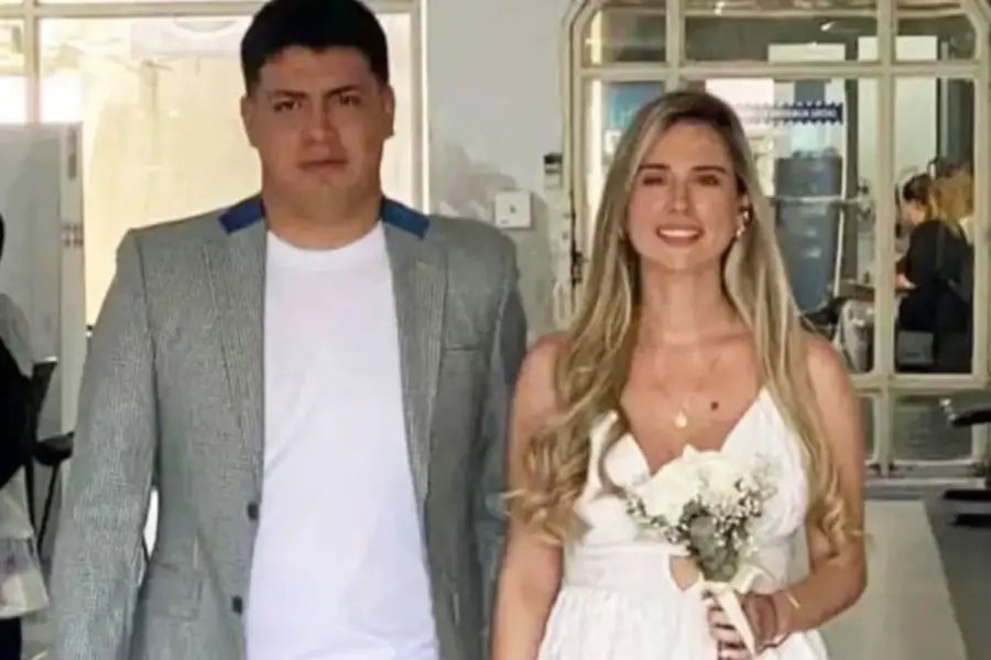 RECIÉN CASADOS. Una imagen de Mariano y Solana en el registro civil, minutos después de dar el sí.