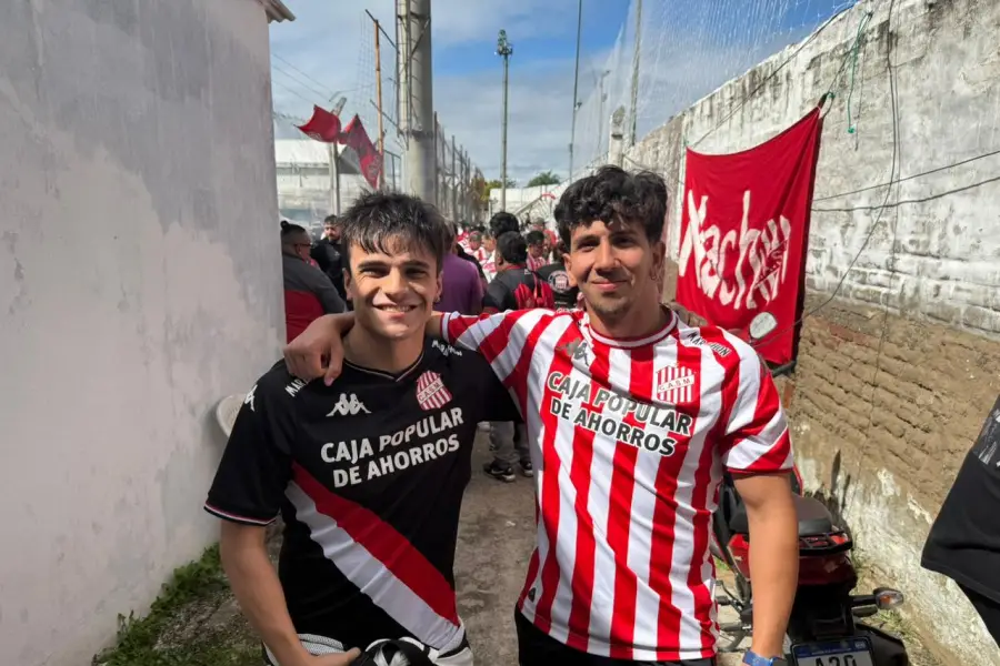 SONRIENTES. Mateo Briceño y Martín Páez posaron felices durante la previa en la cancha de General Paz Juniors.