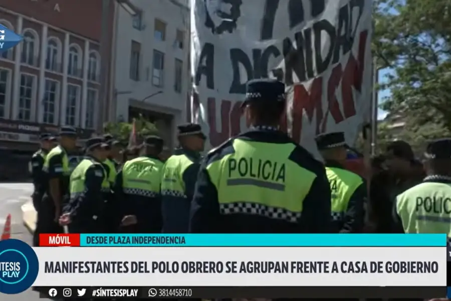 Tensión en la plaza Independencia: la Policía despejó la 25 de Mayo y contuvo el avance de manifestantes