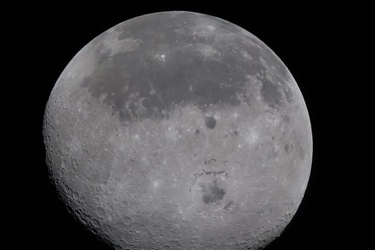 Sorpresa en el espacio: astronautas de Artemis 2 descubrieron colores inéditos en la Luna