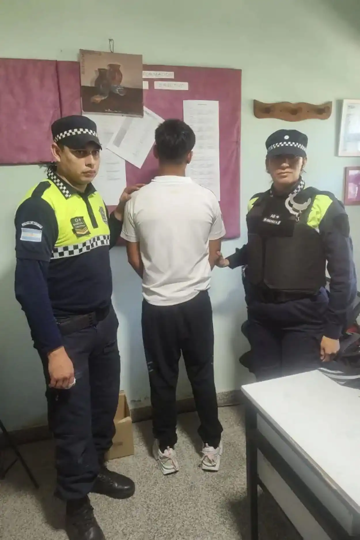 DETENIDO. Buscan determinar el origen del arma que tenía el alumno.