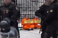 Activistas de Greenpeace treparon al Monumento de los Dos Congresos contra la reforma de la Ley de Glaciares