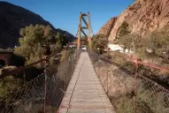 Turismo extremo en Argentina: el puente colgante de vértigo que esconde una historia única