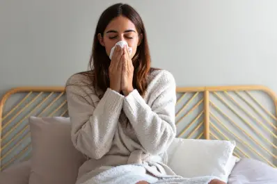 Descrubren el remedio natural que previene la gripe: está en el sudor, saliva y las lágrimas